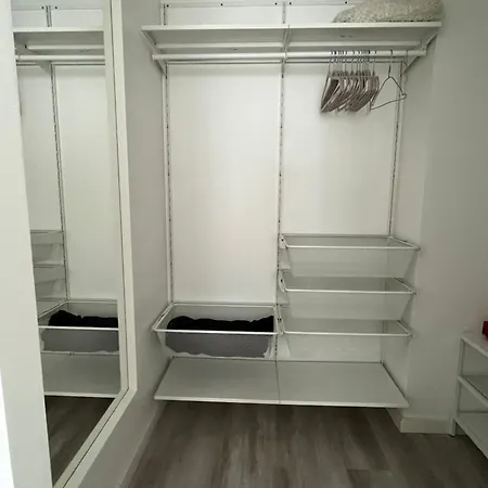 Modern Apartment - 5 Min To Metro & Mall شقة